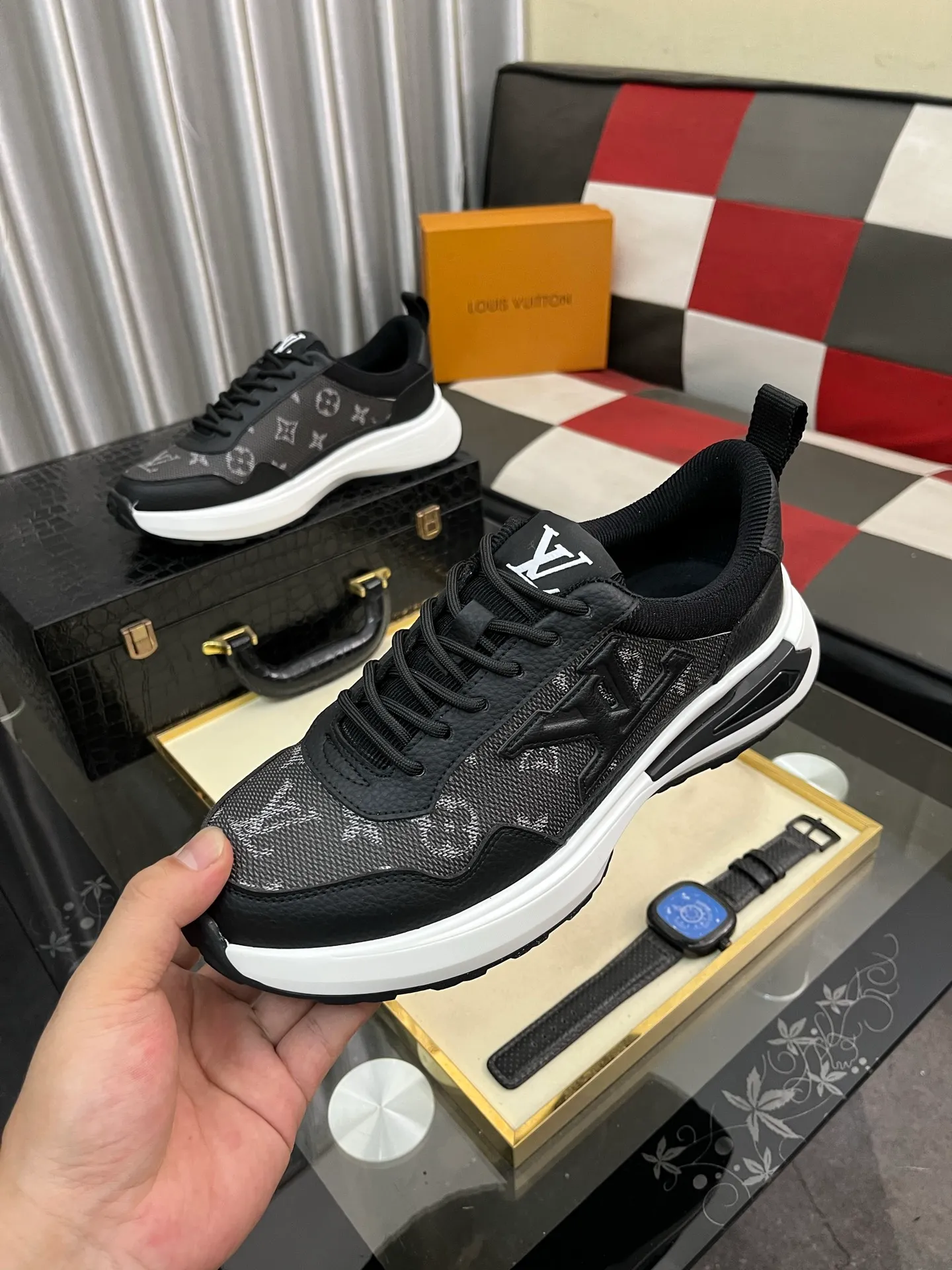 Men's shoes 💰458⌚️⌚️【LOUlS VUlTTON】Louis Vuitton ~ unique and casual style. LV counter purchasing 🏃casual shoes😍😍 Men's 2022 counters are on sale simultaneously, Italian imported brands select first-layer Italian cowhide. 🐑Sheepskin lining (refuses to discolor and rub feet) Sole: Original sole specially provided by the original factory 🎬Better in kind Size number: 38-443️⃣Colors available